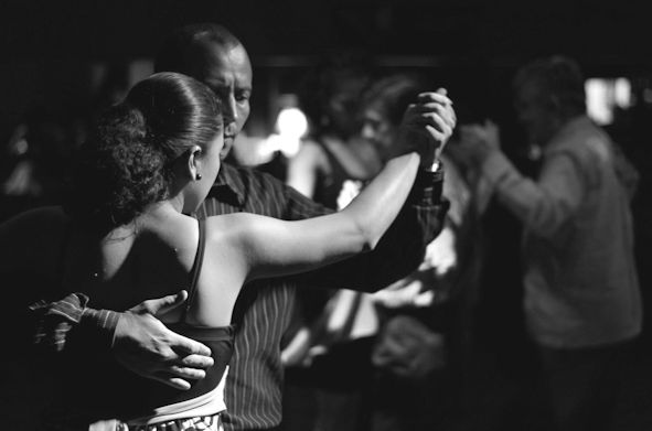 Couple de tango en soirée