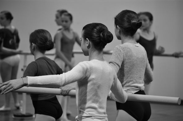 Enfants en cours de danse classique